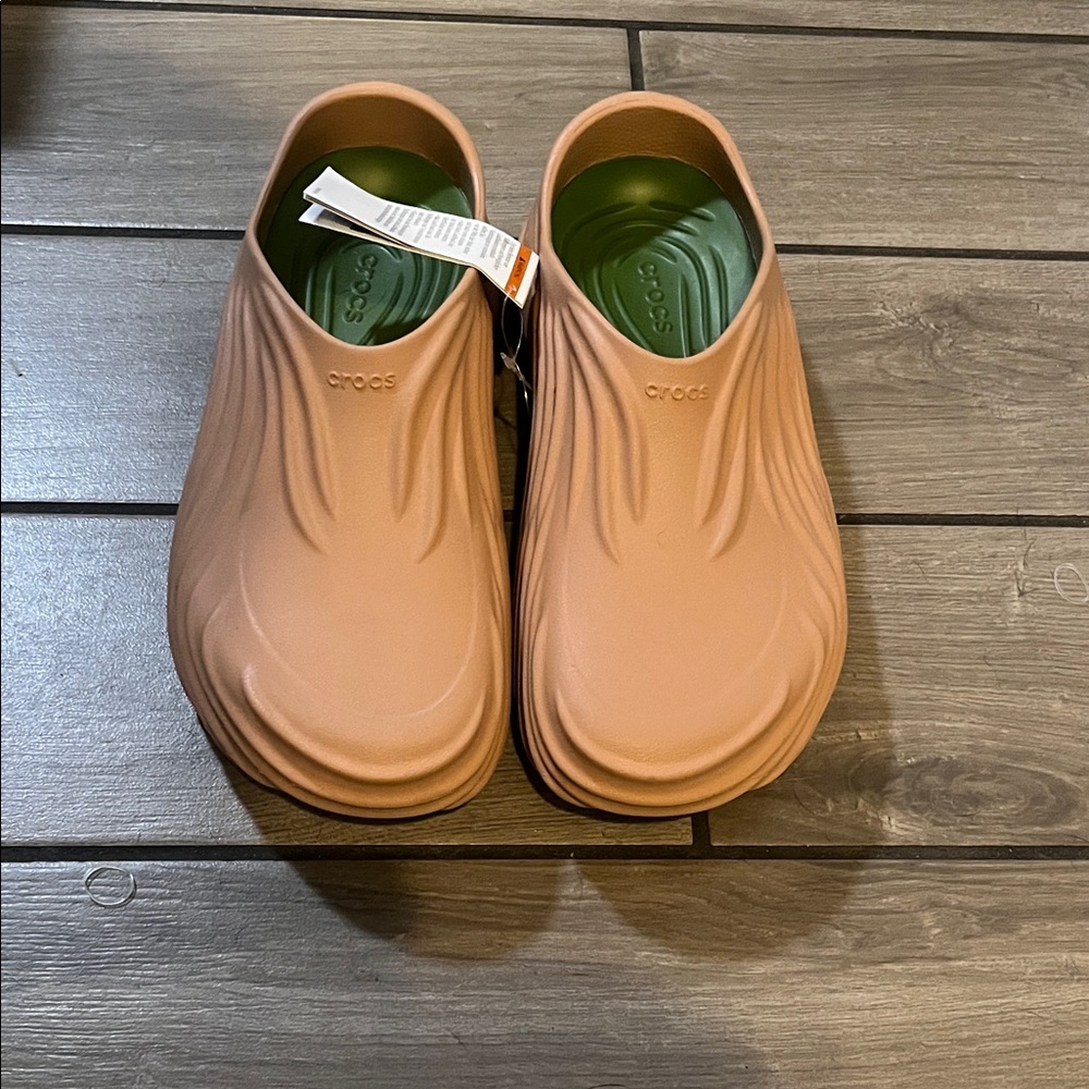 CROCS Slip-On Clog in Peach Exterior with Green InsoleNWT size 12 mens